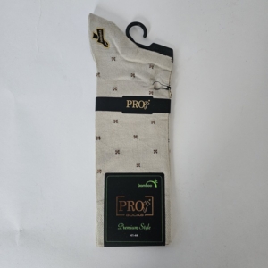 Убаво кремаст модел со ситен кафеав дезен.